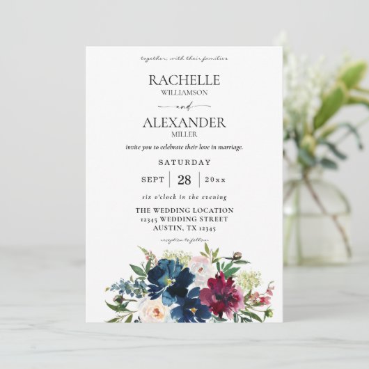 Hochzeit von Navy Blue, Burgund & White Floral Einladung (Stehend Vorderseite)