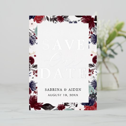 Hochzeit von Navy Blue Burgundy Floral Save the Da Folieneinladung (Stehend vorne)