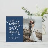 Hochzeit von Navy Blue Hand Letted Foto Dankeskarte (Stehend Vorderseite)