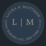 Hochzeit von Navy Blue Monogram Runder Aufkleber<br><div class="desc">Moderner und minimalistischer Hochzeitsaufkleber mit Ihren zwei ersten Monogrammen und Ihrer Adresse. Ein schlichtes Design,  das noch immer elegant und stilvoll wirkt. Diese Umschläge sind eine hervorragende Möglichkeit,  um Ihrer Hochzeitssuite eine elegante Touch hinzuzufügen.</div>