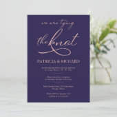 Hochzeit von Navy Blue Rose Gold Foil Script Einladung (Stehend Vorderseite)