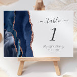 Hochzeit von Navy Blue Rose Tischnummer<br><div class="desc">Der links Rand dieser eleganten modernen Hochzeitskarte weist eine marineblau Aquarellgrenze auf,  die mit Imitate Rose Gold Glitzer bestickt wurde. Der anpassbare Text kombiniert handgeschriebene Holzkohle,  kursiv und kopperplate Schriftart auf weißem Hintergrund.</div>