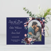Hochzeit von Navy Blue und Burgund Floral Foto Save The Date (Stehend Vorderseite)