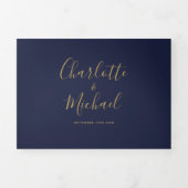 Hochzeit von Navy Blue und Gold Script Monogram Dreifach Gefaltete Einladung (Cover)