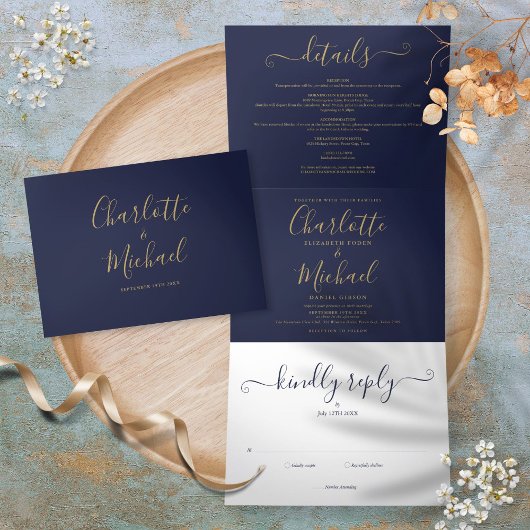 Hochzeit von Navy Blue und Gold Script Monogram Dreifach Gefaltete Einladung