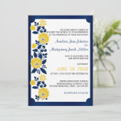 Hochzeit von Navy Blue und Yellow Floral Einladung (Stehend Vorderseite)