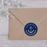 Hochzeit von Navy White Anchor Wreath Nautical Nam Runder Aufkleber<br><div class="desc">Nautischer Hochzeitsstich in Blau mit Ihrem Namen in einem Bogen über einem weißen Anker und einem halben Kranz Grün. Hochzeitsfest Umschlag Aufkleber in Blau und Weiß.</div>