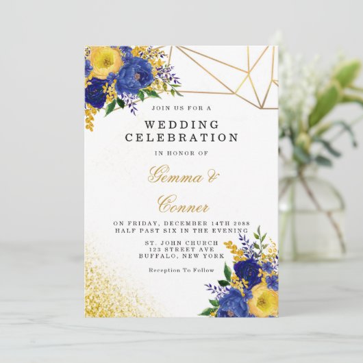 Hochzeit von navy Yellow Painted Floral Gold Einladung (Stehend Vorderseite)