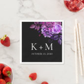 Hochzeit von schwarzen und violetten Blumen. Lilac Serviette (Beispiel)