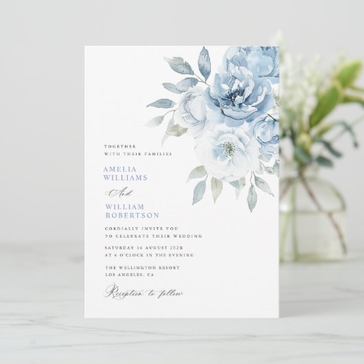 Hochzeit von staubblauer Blütenkalligrafie Einladung (Stehend Vorderseite)