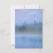 Hochzeit von staubblauer Waldlandschaft RSVP Karte (Rückseite)