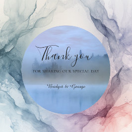 Hochzeit von staubblauer Waldlandschaft Runder Aufkleber