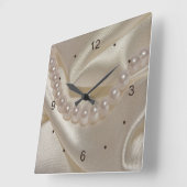 Hochzeit von weißem geflochtenem Satin und Perlen Quadratische Wanduhr (Winkel)