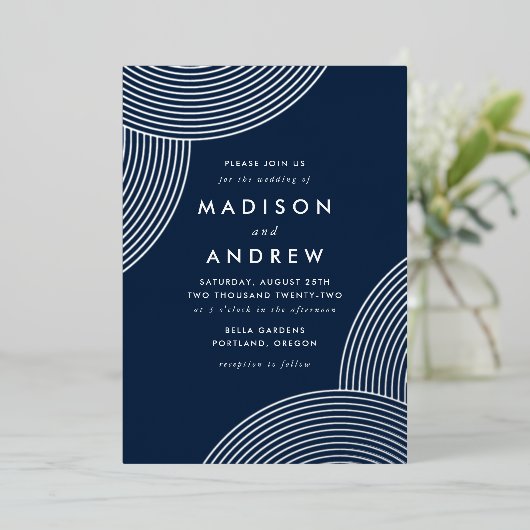 Hochzeit von Wirbel der Marine und Silver Geometri Folieneinladung (Stehend vorne)