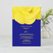 Hochzeit von Yellow Rose Navy Blue Floral Spring Einladung (Stehend Vorderseite)