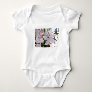 Hochzeit weiße Lilien Blumen floral Flora Liebe Re Baby Strampler