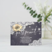 Hochzeitaufschub ändern das Datum Sonnenblumen Ankündigungspostkarte (Stehend Vorderseite)