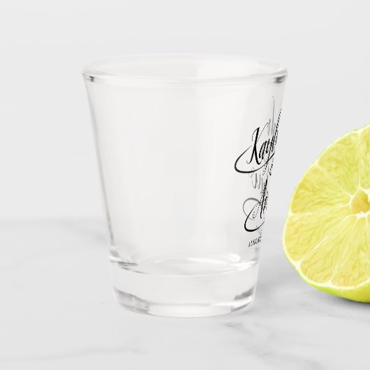 Hochzeitbride und handgeschriebene Kalligraphie Schnapsglas (Links)