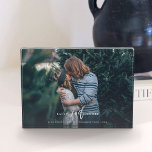 Hochzeitdatum Trendy Letter Custom Foto Block<br><div class="desc">Dieser trendige,  handgeschriebene Foto-Block zeigt auf wunderschöne Weise Ihr liebstes Foto. Erstelle einen Moment in der Zeit mit diesem für immer zu bewahren.</div>