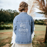 Hochzeiten mit zeitgenössischen weißen Schriften B Jeansjacke<br><div class="desc">Die Einführung unserer Mrs. Name Script Kalligrafie Denim Jacket - wo klassische Denim auf personalisierte Eleganz trifft. Ideal für die neue Braut! Das weiße Skript fügt dem Alltag eine Touch von Eleganz hinzu. Der bearbeitbare Text stellt sicher, dass diese Jacke nicht nur ein Outfit, sondern auch eine Leinwand für Ihren...</div>