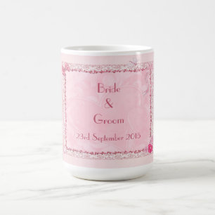 Hochzeitliche Tasse mit Herz und Schmetterlingen