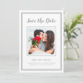 Hochzeitliche Verlobung Couple Foto Modernes Weiß Save The Date (Stehend Vorderseite)