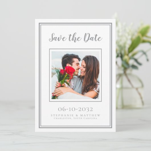 Hochzeitliche Verlobung Couple Foto Modernes Weiß Save The Date (Stehend Vorderseite)