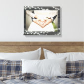 Hochzeitliches Foto. Dunkles Holz mit String Light Leinwanddruck (Insitu (Schlafzimmer))