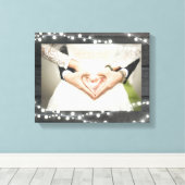 Hochzeitliches Foto. Dunkles Holz mit String Light Leinwanddruck (Insitu (Holzboden))