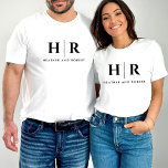 Hochzeitmongramm Personalisierte Braut und Bräuche T-Shirt<br><div class="desc">Mit unserem Wedding Monogram Personalisiert Bride and Groom T - Shirt präsentieren wir Ihnen die perfekte Kleidung für die Neuvermählten, um ihre Liebe und ihr Engagement stilvoll zu präsentieren. Dieses Shirt ist mit einem raffinierten und minimalistischen Hochzeitsmonogramm geschmückt, das schwarz-weiße Designelemente und die Initialen der Braut und des Bräutigams enthält....</div>