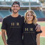 Hochzeitmongramm Personalisierte Braut und Bräuche T-Shirt<br><div class="desc">Feiern Sie Ihre Gewerkschaft im opulenten Stil mit unserem Wedding Monogram Personalisiert Bride and Groom T - Shirt, eine luxuriöse Ergänzung zu Ihrem Hochzeitsschrank. Dieses elegante Stück ist für diejenigen gedacht, die eine Touch Glamour suchen, mit einem Schwarz-Gold-Farbschema, das raffiniert aussieht. Das minimalistische Hochzeitsdesign, einschließlich der Bräune und Bräutigam-Initialen, fügt...</div>