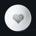 Hochzeitmonogramm-Anfangsdatum Silberherz Golfball<br><div class="desc">Silberes,  graues und weißes Herzlogo mit Paaren-Monogramm-Initialen und Hochzeitstermin,  die personalisiert und als Brautparty-Geschenke,  Golf-Brautparty-Favoriten,  Hochzeitsgast-Gefallen oder Sake-Geschenk für die Golfer-Neuvermählten verwendet werden können.</div>