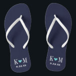 Hochzeitmonographie für Marine und Türkis Badesandalen<br><div class="desc">Maßgeschneiderte gedreht Flop-Sandalen personalisiert mit einem niedlichen Herz und Ihre Monogramm-Initialen und Hochzeitstermin. Klicken Sie auf Anpassen,  um Schriftart und Farben zu ändern oder eigene Bilder hinzuzufügen,  um ein einzigartiges Design zu erstellen!</div>