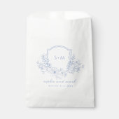 Hochzeits-Blumen-Kamm-Monogramm Staubblau Geschenktütchen (Vorderseite)