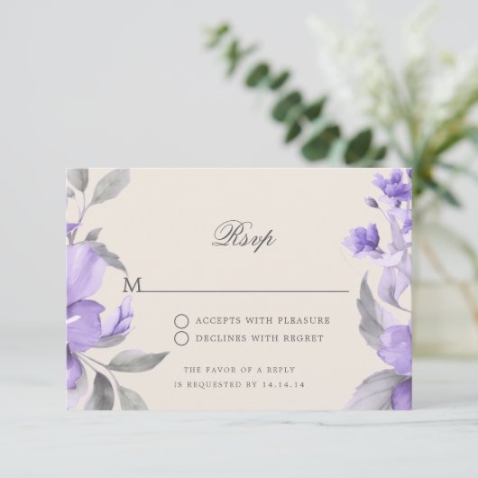 Hochzeits-RSVP-Script Purple Rustic Floral RSVP Karte (Stehend Vorderseite)