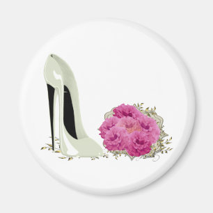 Hochzeits-Stilett-Schuh und Blumenstrauß der Rose Magnet