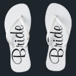 Hochzeits-Tagesbraut drehen Reinfälle um Badesandalen<br><div class="desc">Seien Sie die Braut von Kopf bis Fuß.</div>