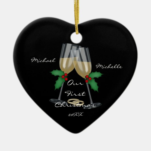 Hochzeits-Toast unsere erste Weihnachtsverzierung Keramikornament (Vorne)