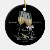 Hochzeits-Toast unsere erste Weihnachtsverzierung Keramikornament (Vorne)