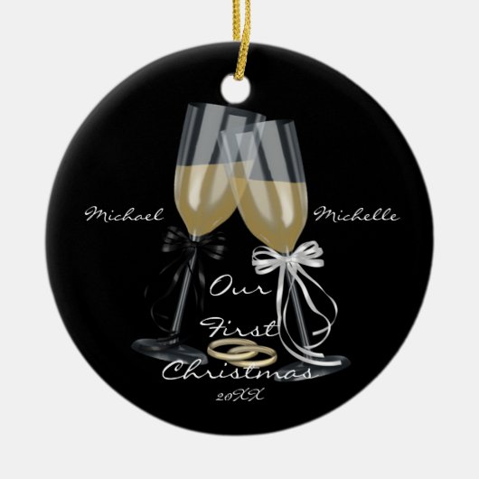 Hochzeits-Toast unsere erste Weihnachtsverzierung Keramikornament (Vorne)