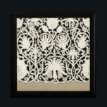 Hochzeitsantike Spitzen Linen Weiße klassische Hüb Erinnerungskiste<br><div class="desc">Antike Hochzeit - Weiße Spitzen und Linen Hochzeit Ein schönes Thema der Hochzeit im Jahrgang dreht sich alles um antike weiße Spitzen und Leinen. Ideal für die Vintage Braut und Bräutigam, die etwas Besonderes für ihr Hochzeitsthema. Das Design basiert auf antiken Bildern von echten weichen Leinenstoffen und Spitzen, die ein...</div>