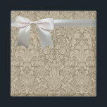 Hochzeitsantike Spitzen Linen Weiße klassische Hüb Magnet<br><div class="desc">Antike Hochzeit - Weiße Spitzen und Linen Hochzeit Ein schönes Thema der Hochzeit im Jahrgang dreht sich alles um antike weiße Spitzen und Leinen. Ideal für die Vintage Braut und Bräutigam, die etwas Besonderes für ihr Hochzeitsthema. Das Design basiert auf antiken Bildern von echten weichen Leinenstoffen und Spitzen, die ein...</div>