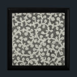 Hochzeitsantike Spitzen Linen Weiße klassische Hüb Schmuckschachtel<br><div class="desc">Antike Hochzeit - Weiße Spitzen und Linen Hochzeit Ein schönes Thema der Hochzeit im Jahrgang dreht sich alles um antike weiße Spitzen und Leinen. Ideal für die Vintage Braut und Bräutigam, die etwas Besonderes für ihr Hochzeitsthema. Das Design basiert auf antiken Bildern von echten weichen Leinenstoffen und Spitzen, die ein...</div>