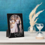 Hochzeitsarsch Foto Black Fotoplatte<br><div class="desc">Ein besonderer Sake zeigt Ihr Foto in einem eleganten Bogen-Design mit dem Text "Verheiratet" in schicken Texten, Ihren Namen und das Hochzeitstermin auf schwarzem Hintergrund. Ein wunderschönes Geschenk für Ihre Familie und ein fantastisches Gedächtnis, das Sie auf Ihrer eigenen Zuhause ausstellen können. HINTERGRUND Farbe kann geändert werden! MEHR FARBEN in...</div>