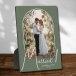 Hochzeitsarsch Foto Sage Green Fotoplatte<br><div class="desc">Ein besonderer Keepake zeigt Ihr Foto in einem eleganten Bogen-Design mit dem Text "Verheiratet" in schicken Text zusammen mit Ihren Namen und dem Hochzeitstag auf einem sage-grünen Hintergrund. Ein wunderschönes Geschenk für Ihre Familie und ein fantastisches Gedächtnis, das Sie auf Ihrer eigenen Zuhause ausstellen können. HINTERGRUND Farbe kann geändert werden!...</div>
