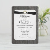 Hochzeitsband im goldenen Herzen auf Holz Einladung (Stehend Vorderseite)