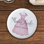 Hochzeitsblume Mädchen Rosa Niedliches Vintages Kl Button<br><div class="desc">Hochzeit niedliche Blume Mädchen Vintag rosa niedliche Kleid niedlichen Knopf Gefallen,  Niedliche maßgeschneiderte personalisierte Brautparty Geschenk Gefallen. Brautpartys und andere Hochzeitsveranstaltungen machen Spaß.</div>