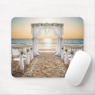 Hochzeitsbogen am Strand mit Sonnenuntergangshimme Mousepad