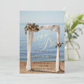 Hochzeitsbogen Blumen Save The Date am Strand (Stehend Vorderseite)