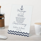 Hochzeitsbotschaft auf See und Weiß im Flaschendru Sockelschild (In SItu)